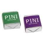 Chocolat au lait en forme de cube avec une variété de goûts couleur chocolat au lait troisième vue