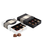 Coffret de pralinés en forme de boule de Noël ou décorés couleur blanc