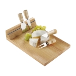 Planche découpe fromage en bois avec bande magnétique et 4 ustensiles couleur marron troisième vue