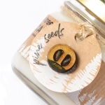 Bougie promotionnelle éco en verre avec parfum de pin et graines couleur kaki  troisième vue