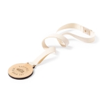 Médaille en bois avec cordon en coton et fermoir de sécurité quatrième vue