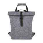 Sac à dos enroulable en feutre recyclé avec diverses sangles couleur gris deuxième vue frontale