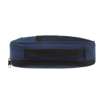 Pochette en RPET avec mousqueton idéale pour les gadgets électroniques couleur bleu marine troisième vue frontale