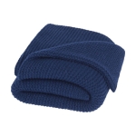 Couverture tricotée en polyester recyclé avec étiquette et ruban couleur bleu marine deuxième vue