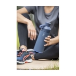 Bouteille thermos en acier et plastique recyclé Ocean Bottle 1L couleur bleu marine image nature morte