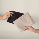 Trousse en velours à détails dorés sur la fermeture éclair et tirette couleur naturel cinquième vue