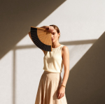 Éventail fabriqué en bois naturel foncé et tissu couleur noir troisième vue