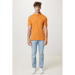 Polo publicitaire en coton recyclé 220 g/m² Iqoniq Yosemite couleur orange vue avec modèle
