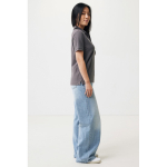 Polo publicitaire en coton recyclé 220 g/m² Iqoniq Yosemite couleur argenté mat troisième vue avec modèle
