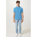Polo publicitaire en coton recyclé 220 g/m² Iqoniq Yosemite couleur cyan troisième vue avec modèle