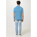 Polo publicitaire en coton recyclé 220 g/m² Iqoniq Yosemite couleur cyan quatrième vue avec modèle
