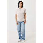 Polo publicitaire en coton recyclé 220 g/m² Iqoniq Yosemite couleur rose clair  quatrième vue avec modèle