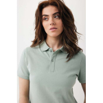 polo publicitaire en coton recyclé 220 g/m2 Iqoniq Yosemite couleur vert olive deuxième vue avec modèle