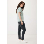 polo publicitaire en coton recyclé 220 g/m2 Iqoniq Yosemite couleur vert olive cinquième vue avec modèle