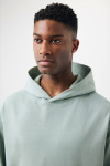 Sweat décontracté en coton écologique regular fit 340 g/m2 Iqoniq couleur vert olive quatrième vue avec modèle