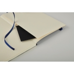 Carnet A5 en PU recyclé avec ruban marque-page et pochette intérieure couleur bleu troisième vue photographique