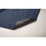 Couverture pique-nique matelassée en PEVA convertible en sac à anses couleur bleu quatrième vue photographique