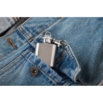 Porte-clés mini flasque en acier inoxydable d'une capacité de 28 ml couleur argenté vue d'ambiance