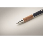 Stylo à bouton poussoir en aluminium avec détail en liège à mine bleue couleur bleu troisième vue photographique