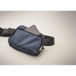 Sac banane en RPET avec poche arrière invisible couleur bleu troisième vue photographique