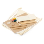 Sac en coton contenant un set d'écriture, des crayons et un cahier couleur beige première vue