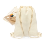 Sac en coton contenant un set d'écriture, des crayons et un cahier couleur beige