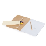 Sac en coton contenant un set d'écriture, des crayons et un cahier couleur beige quatrième vue