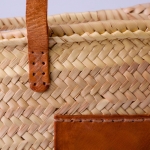 Sac en paille au design chic à longues anses et patch en similicuir couleur marron clair  troisième vue