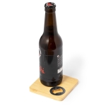 Sous-verre carré en bambou avec décapsuleur d'angle couleur bois  troisième vue