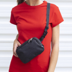 Sac banane en polyester RPET avec fermeture à double tirette et boucle vue d'ambiance