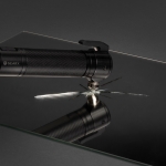 Lampe torche de voiture avec coupe-ceinture et marteau brise-vitre couleur noir neuvième vue