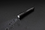 Lampe torche en aluminium recyclé de 100 m de portée à 5 modes couleur noir sixième vue