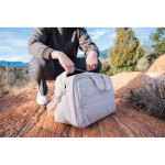 Sac de voyage en RPET avec grand compartiment et sangle pour trolley couleur beige vue d'ambience 3