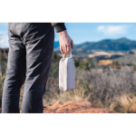 Trousse de toilette allongée en RPET avec 2 compartiments et poignée couleur beige vue d'ambiance