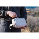 Trousse de toilette allongée en RPET avec 2 compartiments et poignée couleur beige vue d'ambiance 2