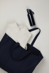 Grand sac fourre-tout en toile recyclée avec poche sécurisée 400g/m² couleur bleu marine vue d'ambiance