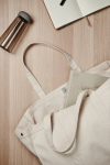 Grand sac fourre-tout en toile recyclée avec poche sécurisée 400g/m² couleur blanc cassé vue d'ambiance