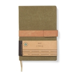 Carnet A5 en toile recyclée avec bande magnétique et pages lignées couleur vert vue avec boîte
