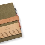 Carnet A5 en toile recyclée avec bande magnétique et pages lignées couleur vert deuxième vue avec boîte