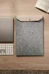 Housse pour ordinateur portable de 17” en feutre recyclé à rabat couleur gris