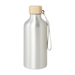 Bouteille en aluminium recyclé à bouchon en bambou et dragonne 500ml couleur argenté deuxième vue frontale