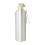 Bouteille en aluminium recyclé à bouchon en bambou et dragonne 770ml couleur argenté deuxième vue frontale