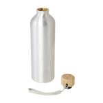 Bouteille en aluminium recyclé à bouchon en bambou et dragonne 770ml couleur argenté deuxième vue
