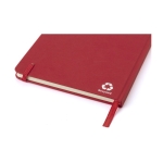 Carnet A5 en carton recyclé avec élastique et ruban à pages lignées couleur rouge troisième vue