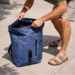 Sac à dos roll-top en polyester, fermeture éclair verticale couleur bleu marine quatrième vue