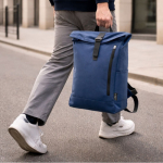 Sac à dos roll-top en polyester, fermeture éclair verticale couleur bleu marine cinquième vue