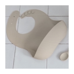 Bavoir pour bébé en silicone, ajustements et poche frontale couleur beige deuxième vue