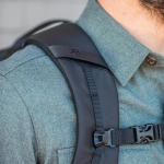 Sac à dos 22L en RPET à sangle trolley et poche cachée couleur noir troisième vue d'ambiance