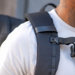 Sac à dos 28 L en RPET à fermeture à enroulement à boucle couleur noir troisième vue d'ambiance