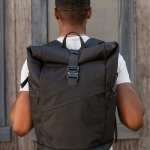Sac à dos 28 L en RPET à fermeture à enroulement à boucle couleur noir quatrième vue d'ambiance